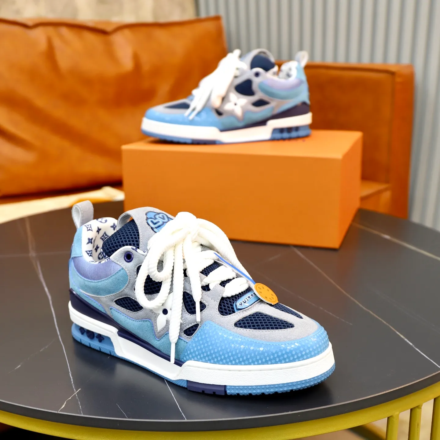 Ex-factory price: 860💰LV Couple👫Louis Vuitton TRAINER sneakers classic Louis Vuitton men's artistic director Virgil Abloh picked inspiration to create this LV Trainer sneaker. Yingze crystal inlays present a colorful effect. VS can be matched with two gorgeous effect colors. The LV letter logo badge on the tongue is gorgeous and noble. The LV letter is decorated on the side. The outsole is decorated with a Monogram flower pattern. It shows the trend of elegance and nobility! Men's and women's models: 35-46